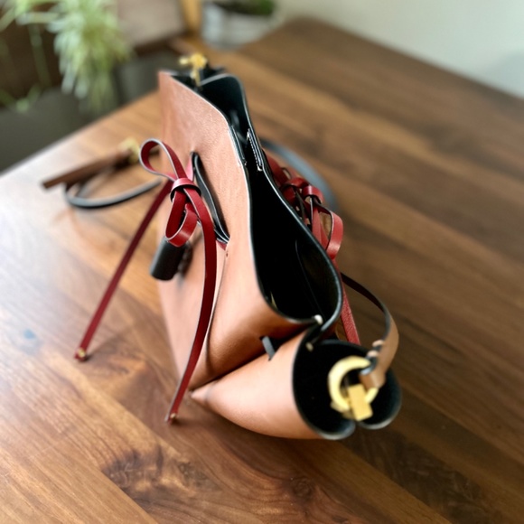 VLogo Signature Collection - Valentino Garavani Leather Bucket Bag! - Picture 3 of 5